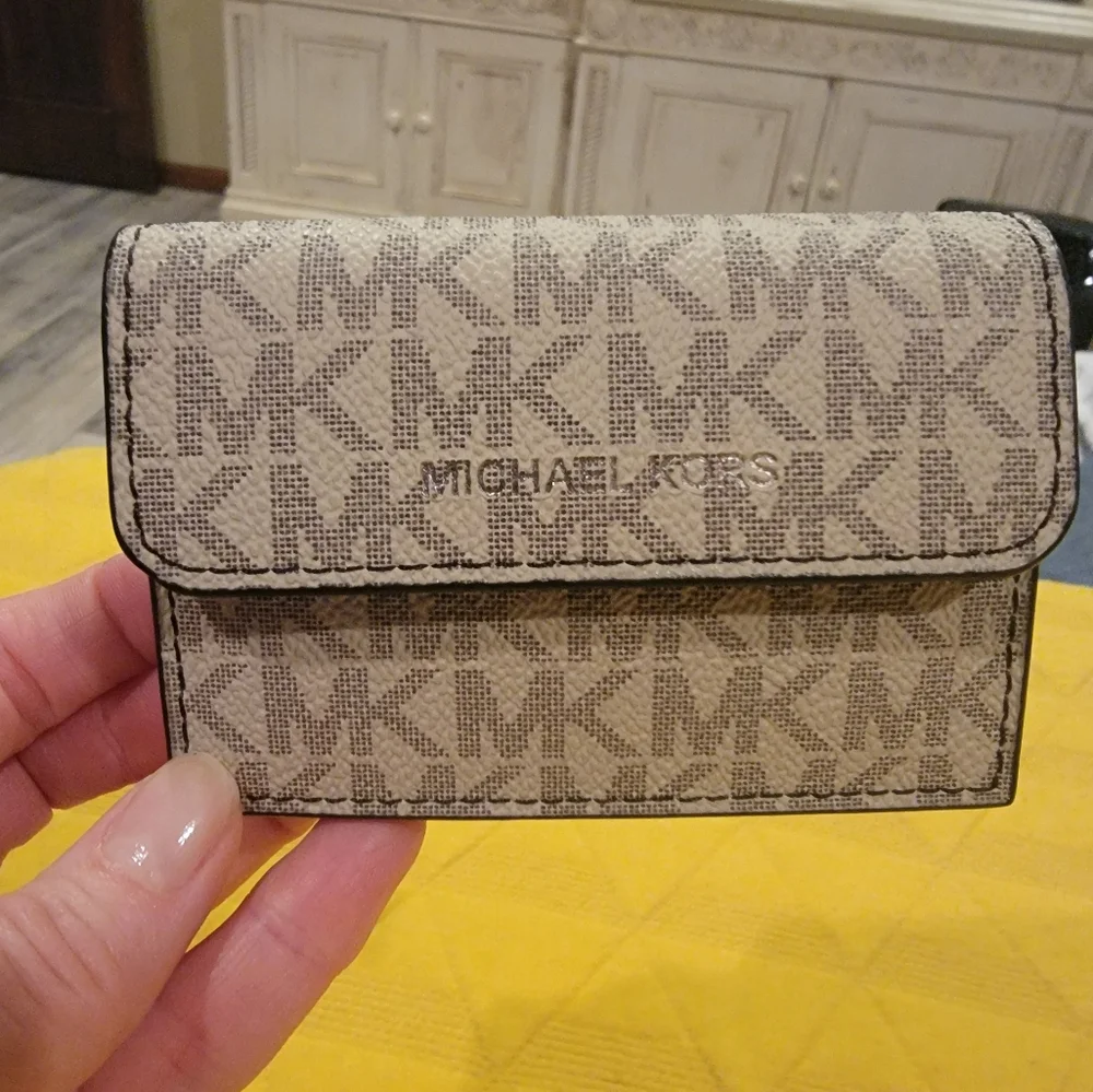 Michael Kors mens Wallet. Accordion card case.